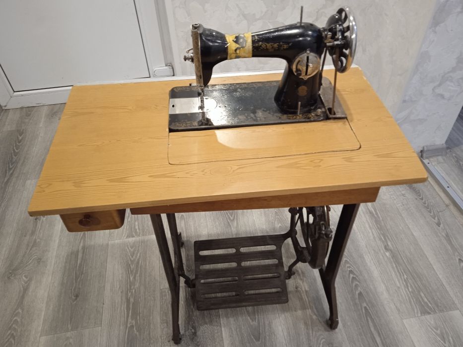 Продам машинку швейну ножну Подольську на станині в робочому стані