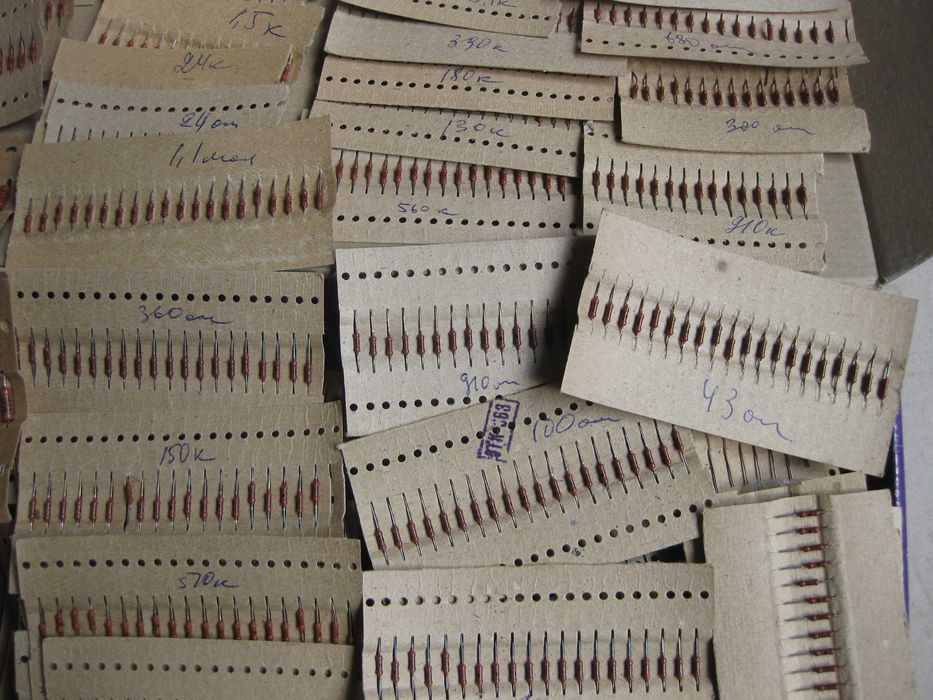 Резисторы МЛТ-0.125 ,0,5 новые 1400 шт. свыше 80 номиналов по 15-20 шт