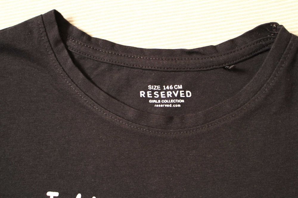 Czarny T-shirt z nadrukiem RESERVED rozm.146