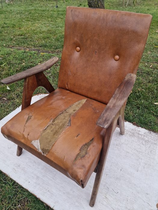 Fotel z epoki PRL podobny do Chierowskiego