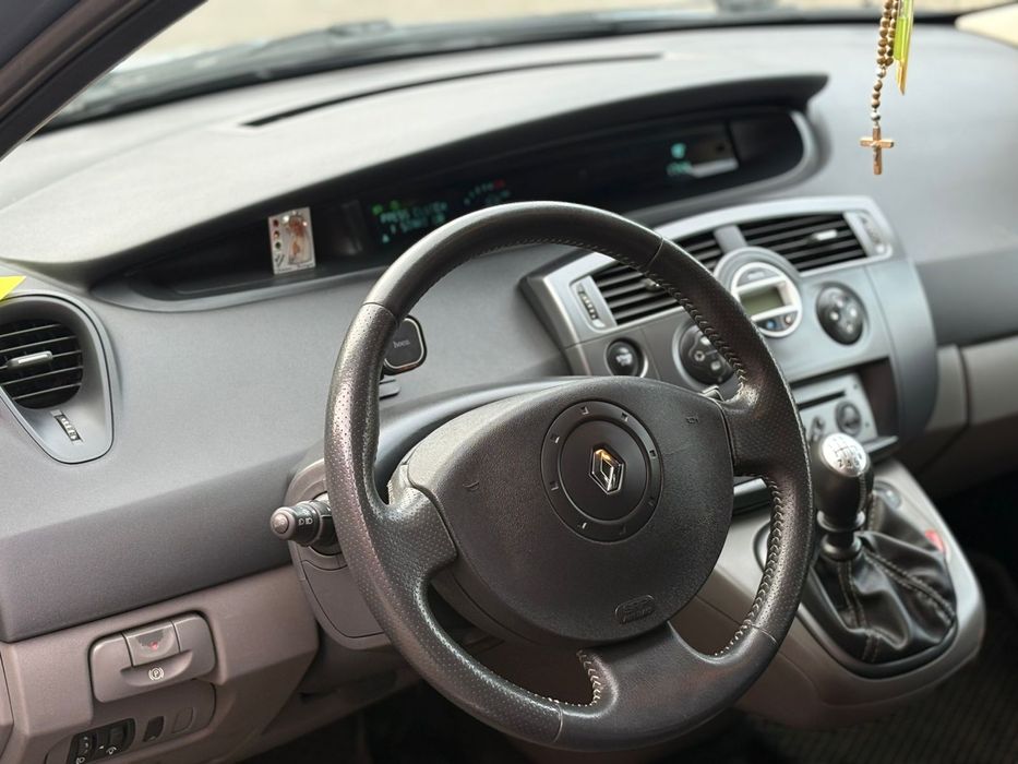 Автомобіль Рено Сценік