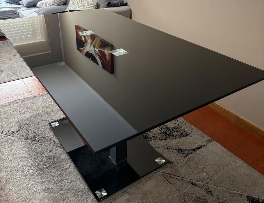 Cama e mesa de sala