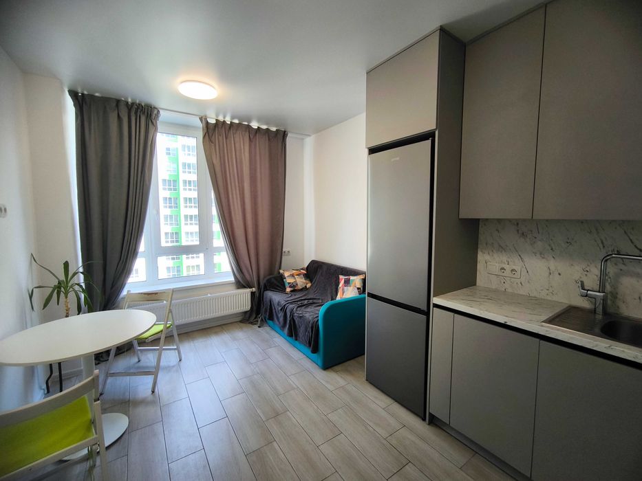 Здам простору 1К біля Центрального Парку. Диван на кухні. Гардероб