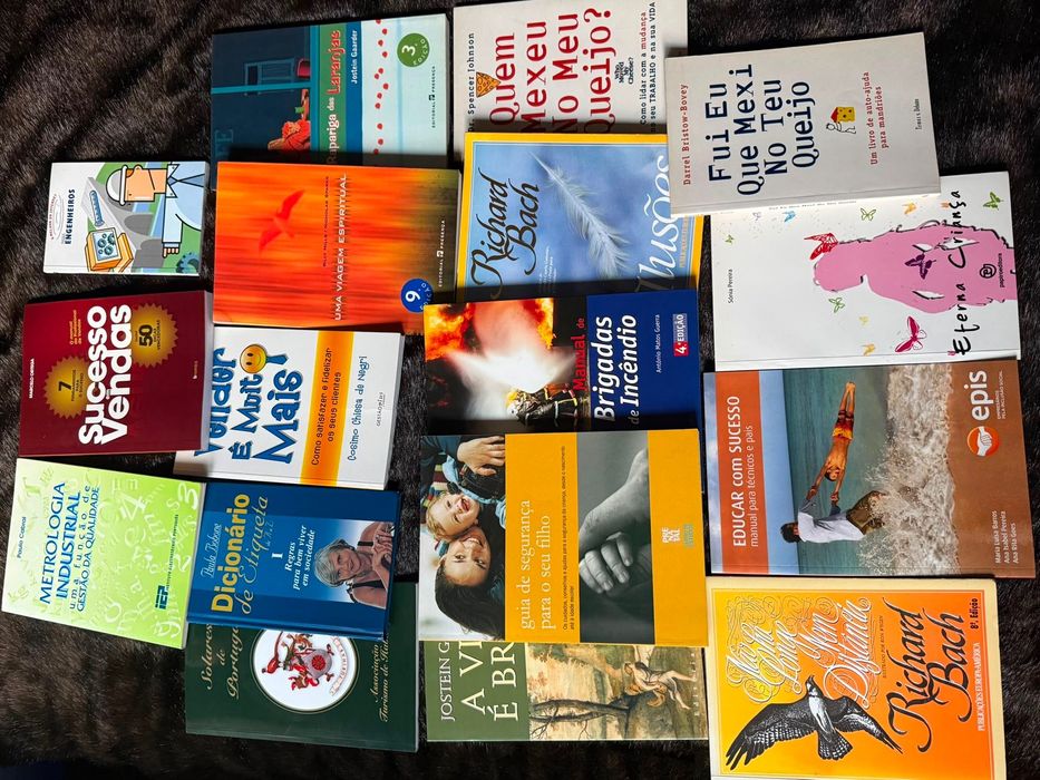 Diversos livros com diferentes temas