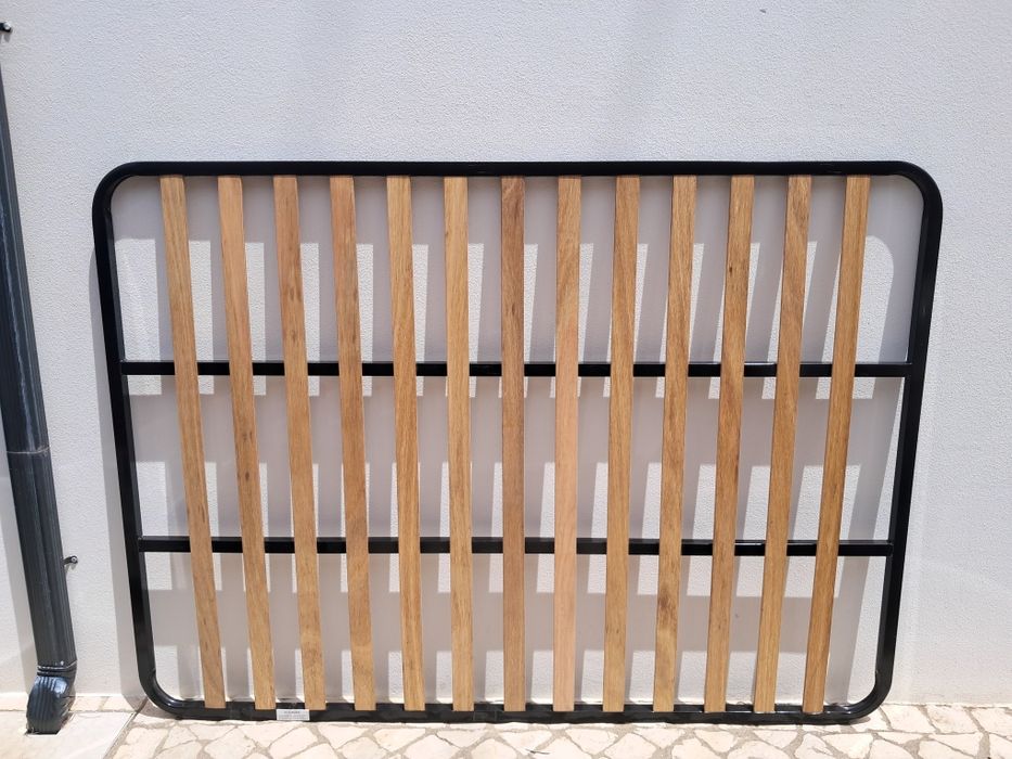 Estrado com muito pouco uso