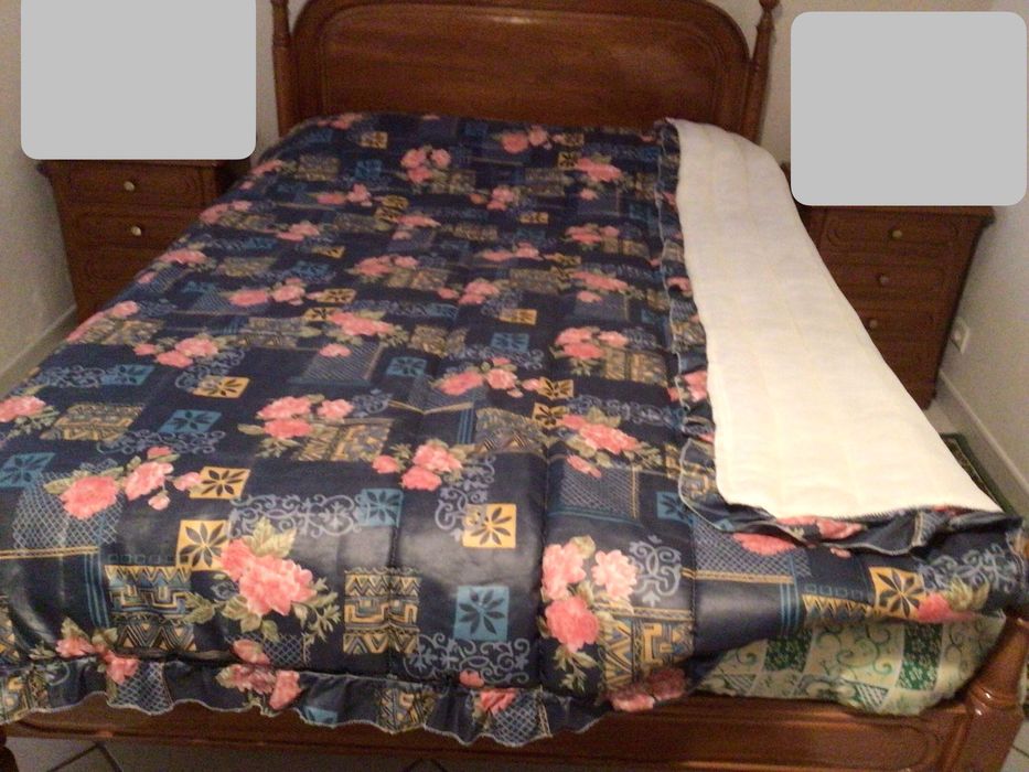 Edredon cama de casal com um padrão floral em tons de azul e rosa