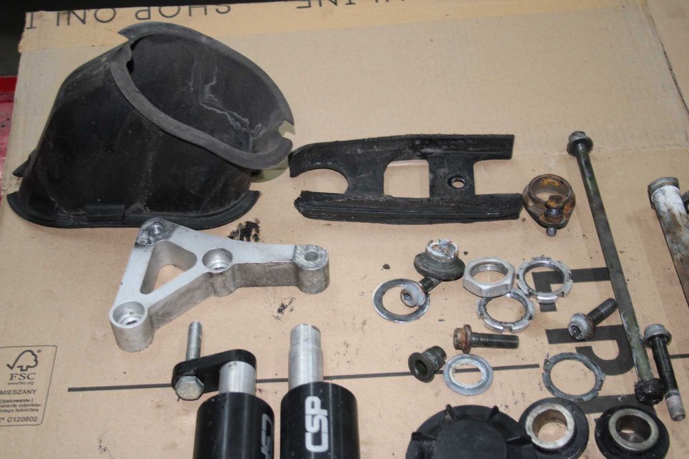 Śruby Szpilki Silnika Oś Crash Pad Ślizg Yamaha R6 RJ05 RJ09 5SL 03-05