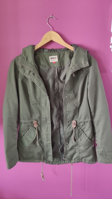 Zielona kurtka z kapturem