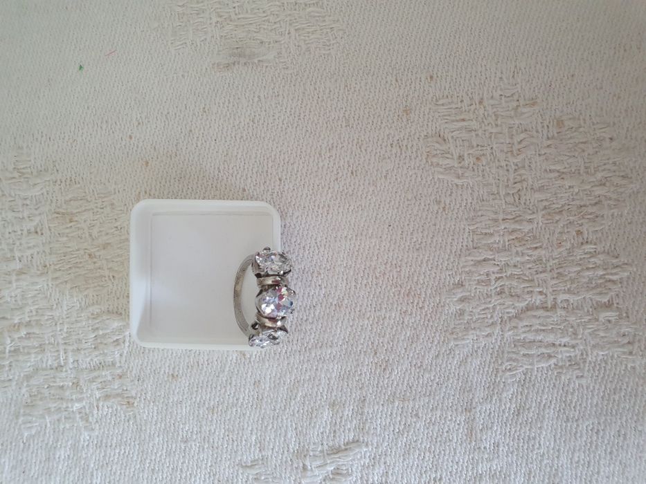 Anel prata de lei  e zircões novo