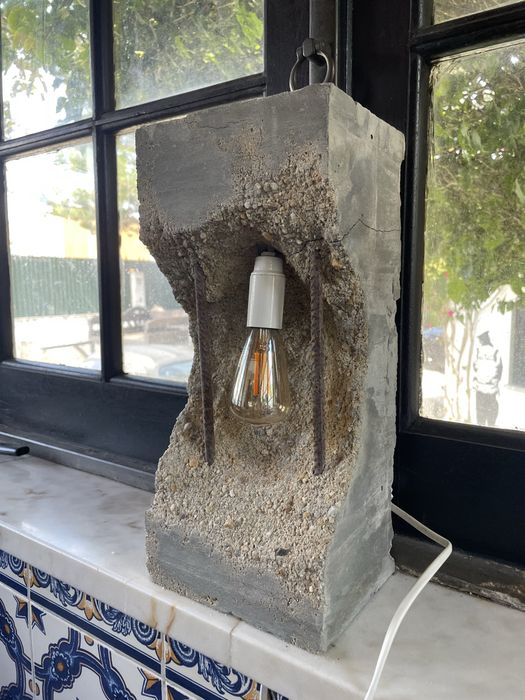 Candeeiro de mesa em cimento e vigas, cofragem. Artesanal.