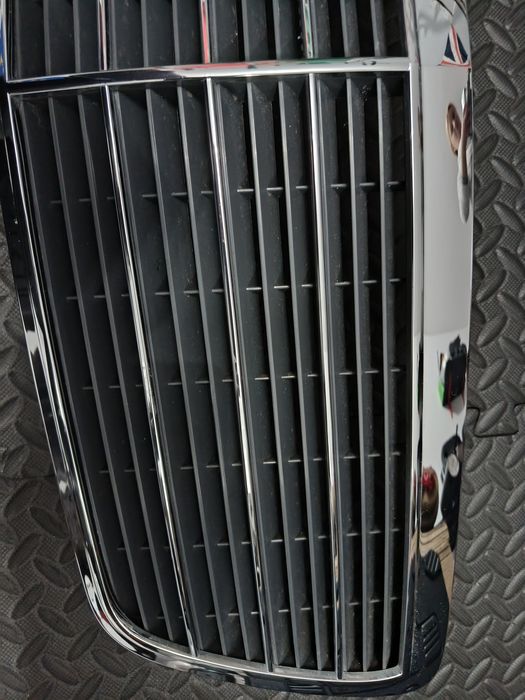 Grelha  frontal capô Mercedes w210( NOVA)