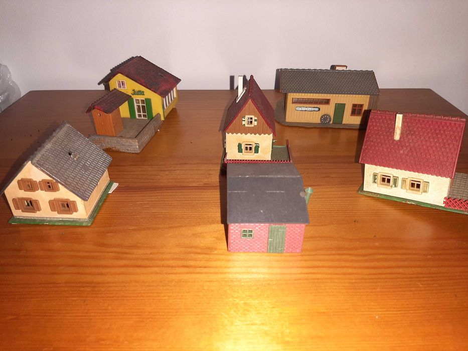 Conjunto de casas de modelismo de comboios escala H0