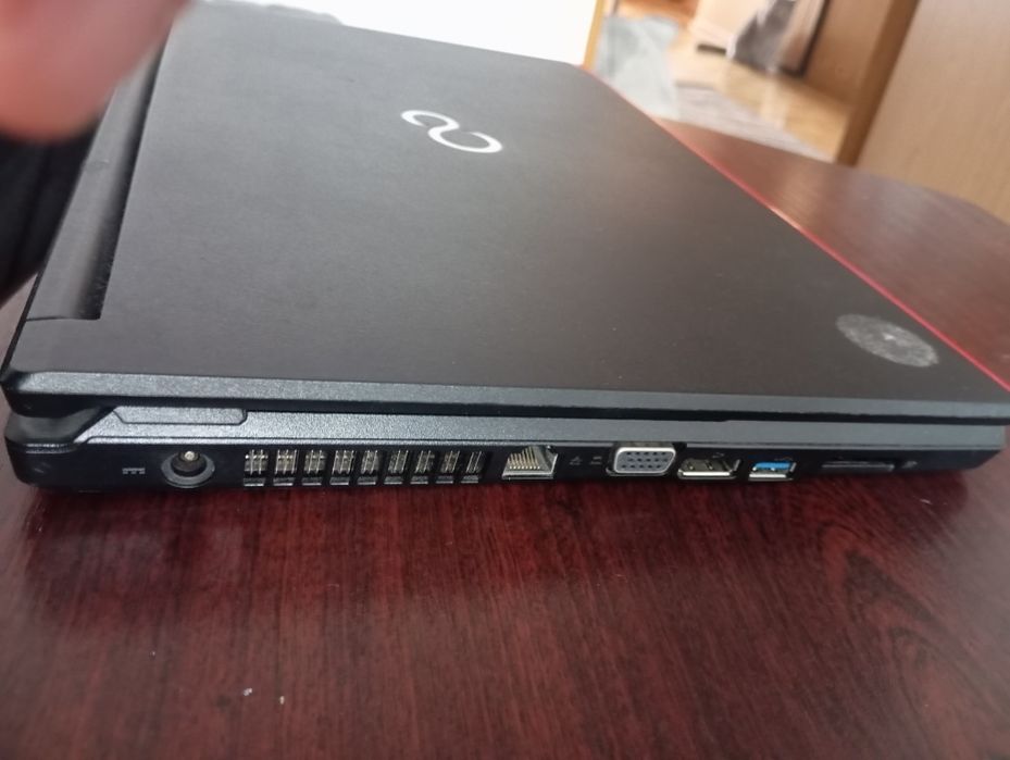 Laptop Fujitsu  Lifebook E556