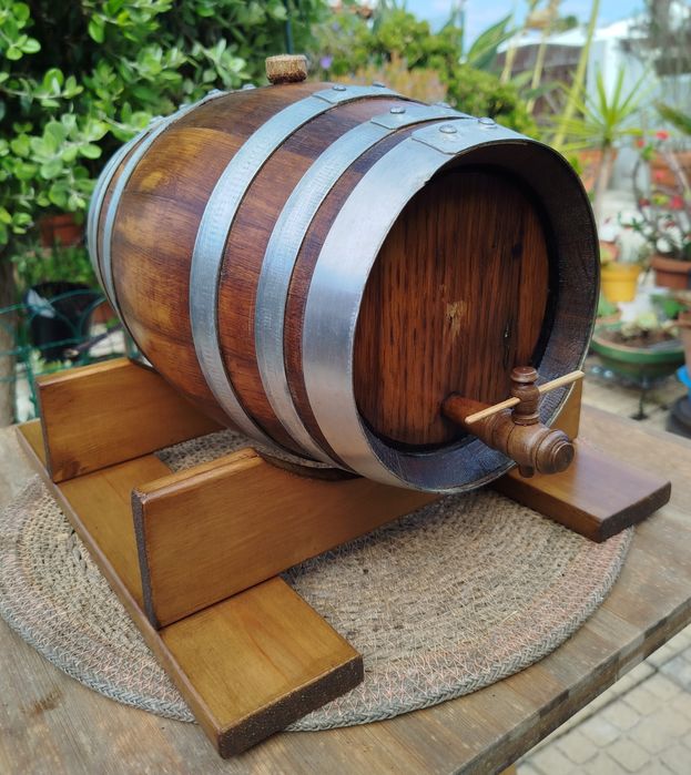 Pipa de aguardente muito antiga com suporte e torneira.