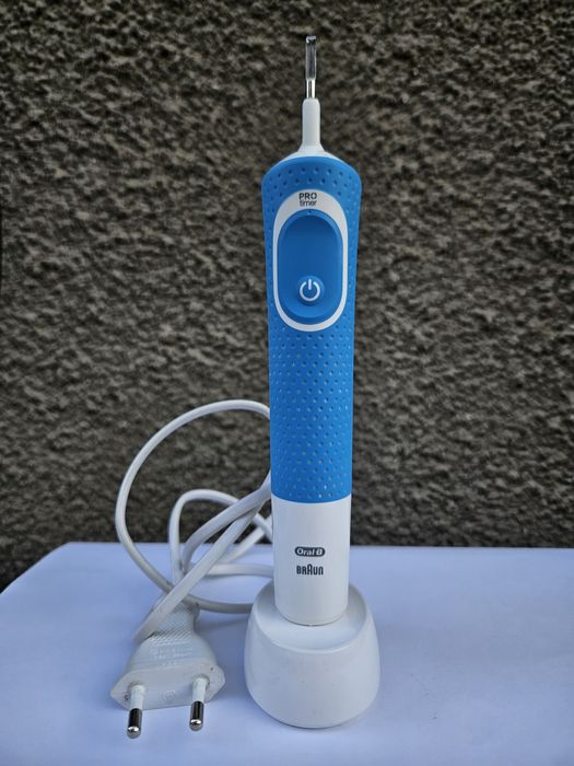 Електрична зубна щітка Oral-B D100 Cross Action Blue