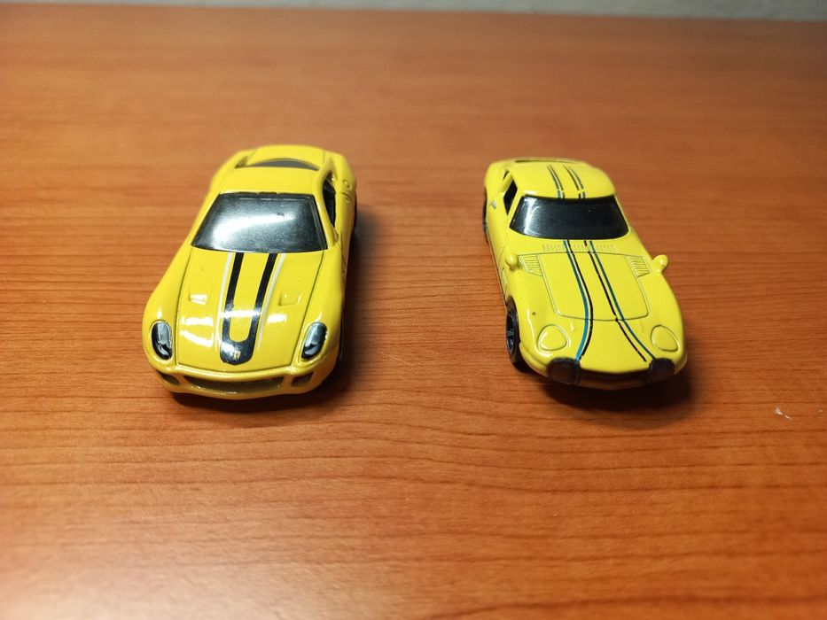 Модели машинок Hot wheels Toyota 2000gt и Ferrari 599 gtb