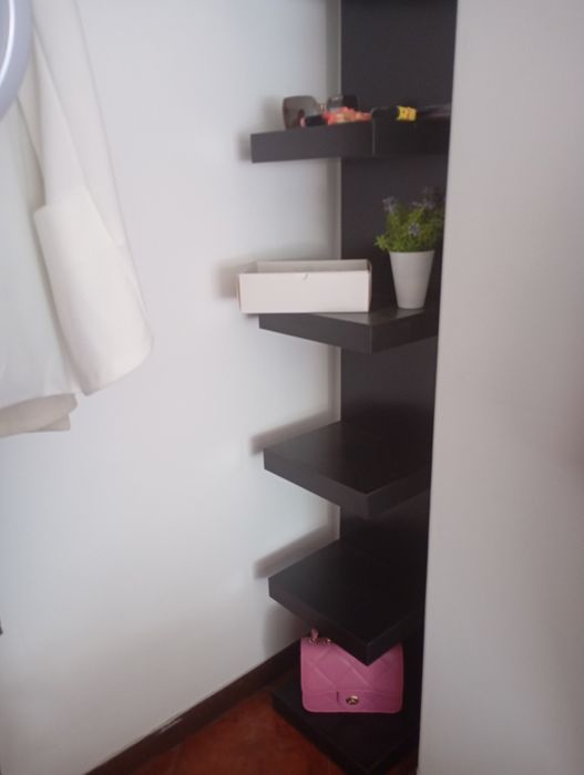 Estante em preto