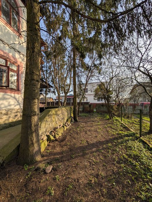 Великий будинок із землею, гаражем на початку міста _RR