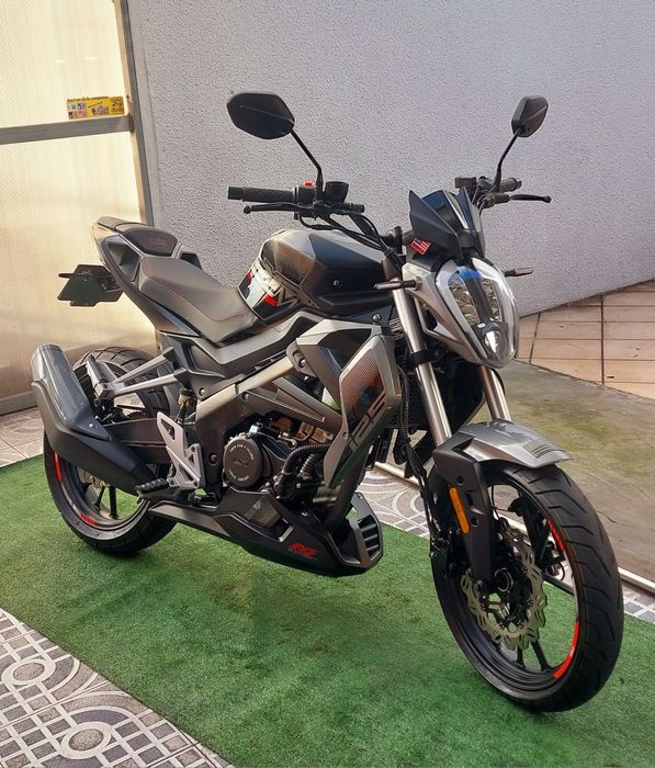 UM xtreet RS 125cc / com garantia de fábrica.