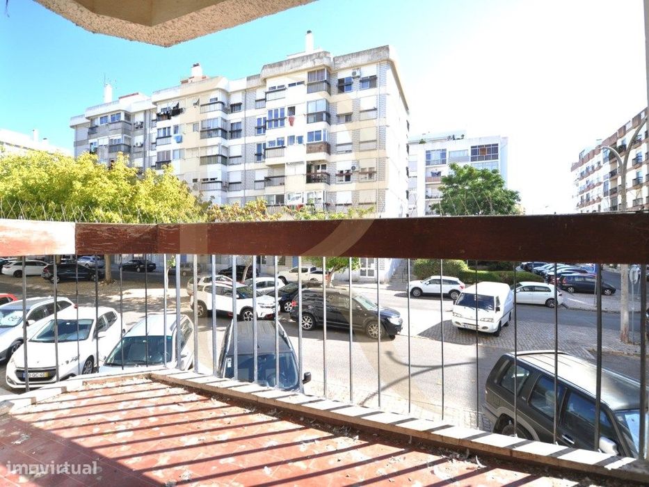 Apartamento T3 com elevador e varandas em Setúbal