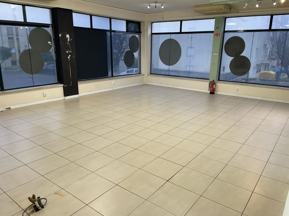 Loja para arrendamento no Carregado