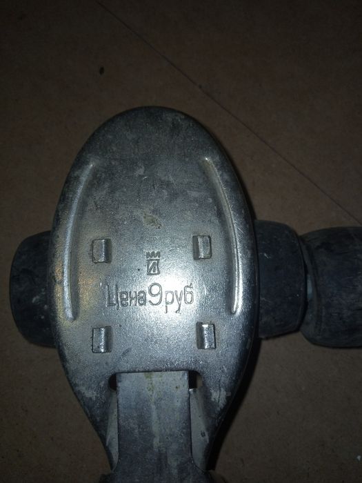 Спорт:Роликові ковзани радянського виробництва.