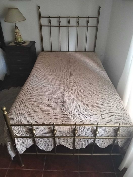 Cama de solteiro em ferro dourado