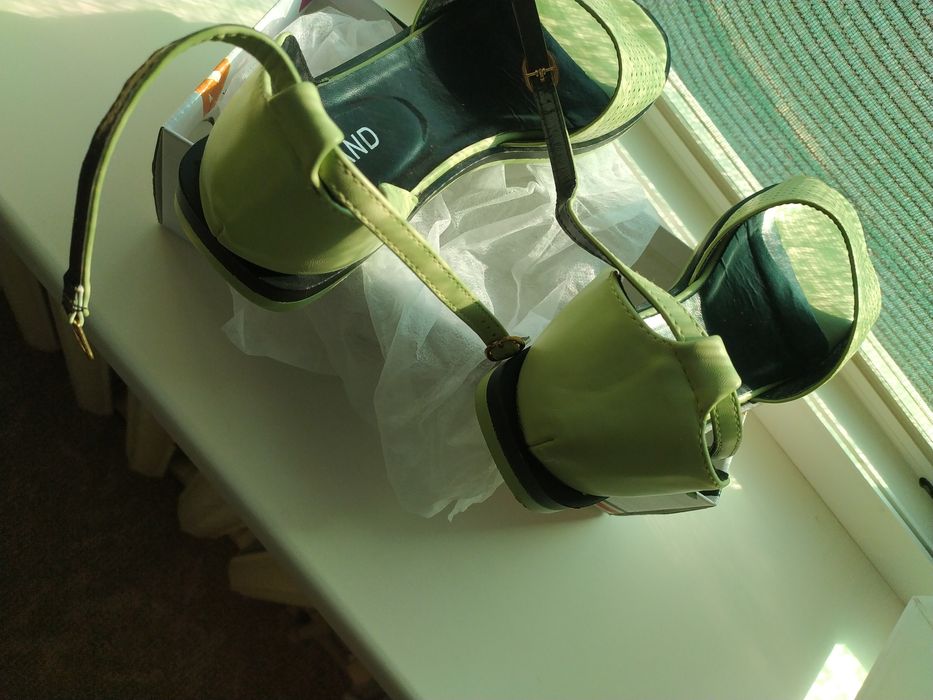 Женские босоножки