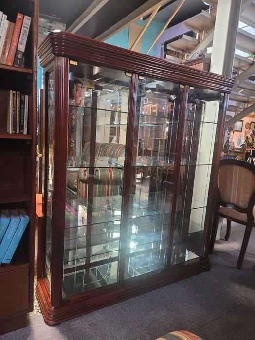 Cristaleira em madeira com fundo em espelho e prateleiras em vidro