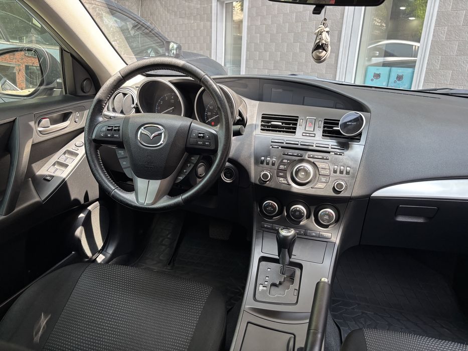Продам автомобиль Mazda 3