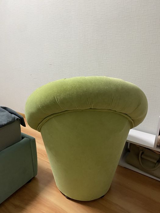 Велике мʼяке крісло