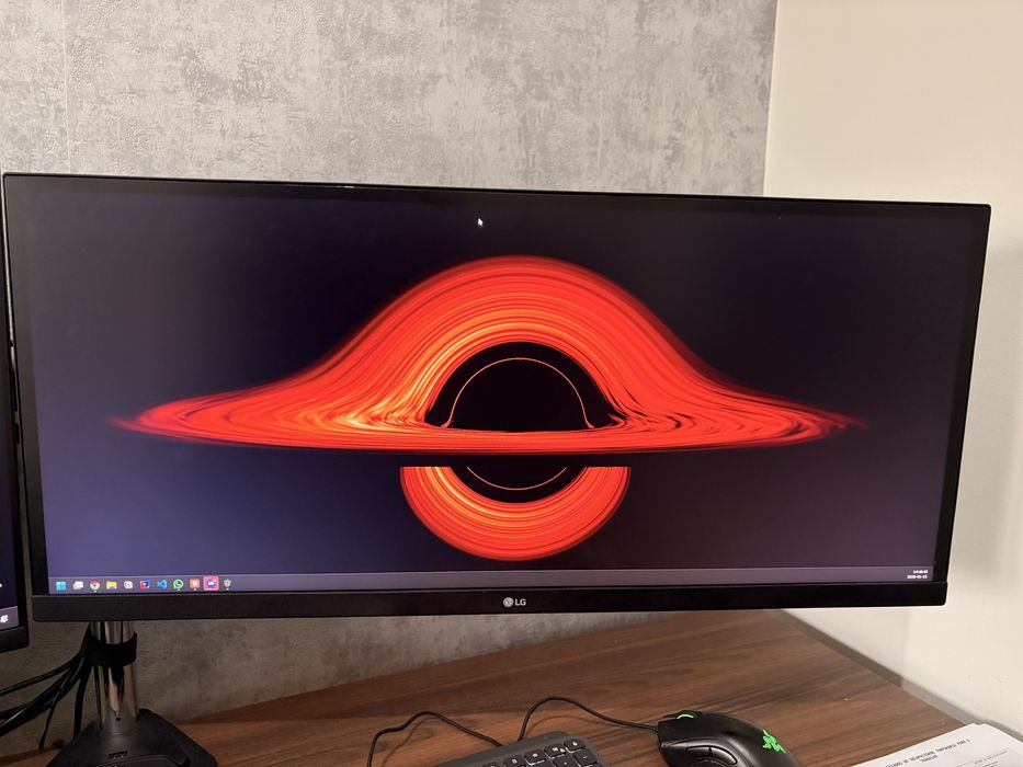 Monitor: LG 29" Ultra Wide Full HD