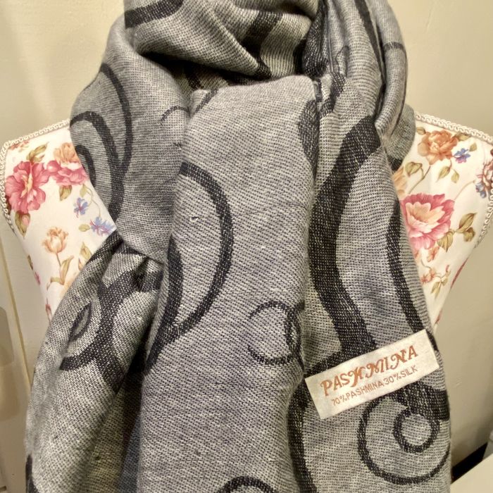 Elegancki szary szal kaszmirowy