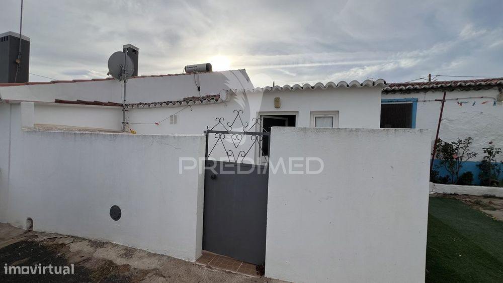 Moradia T1 com Espaço Comercial Remodelado em Albernoa