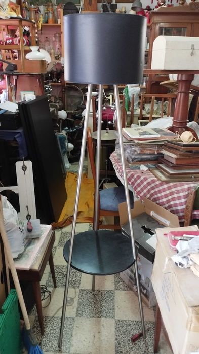 Candeeiro de pé alto com prateleira