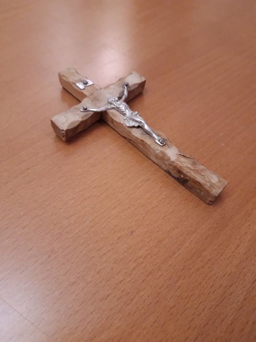 Crucifixo antigo de madeira e metal, para pendurar