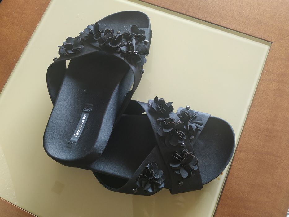 Chinelos pretos Stradivarius