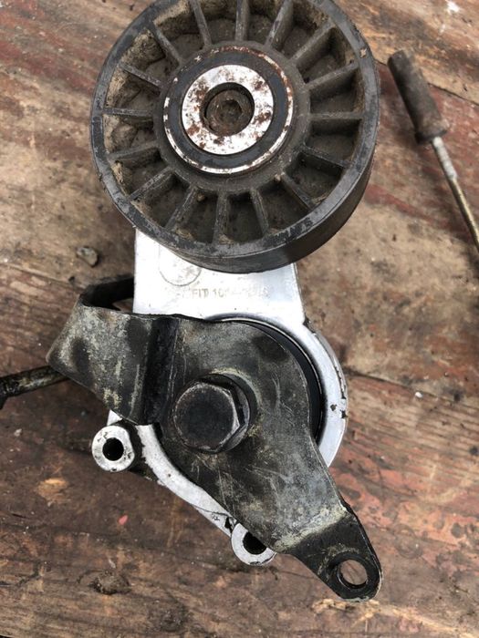 Натягувач ременя Mercedes W124 M102