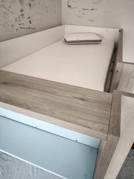 Cama de madeira em bom estado