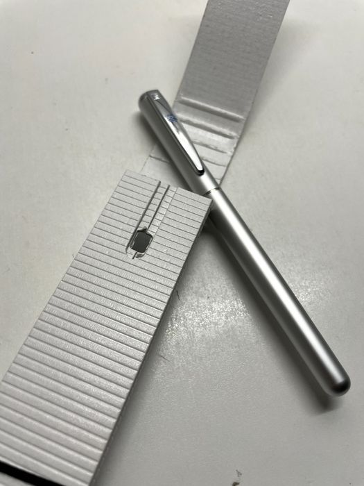 Sortido de canetas (esferográficas e tinta permanente) e lapiseiras