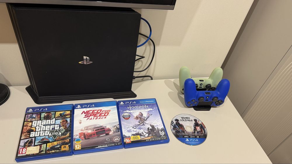 Продам Ps 4 Pro 1TB+ 2 джостика+ подставка для джостиков+игры