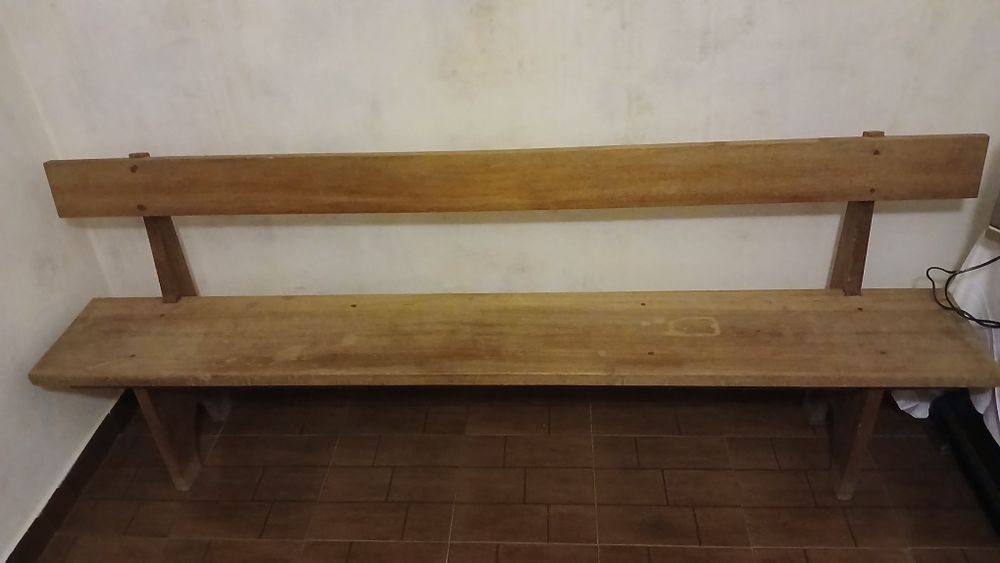 Banco comprido de madeira