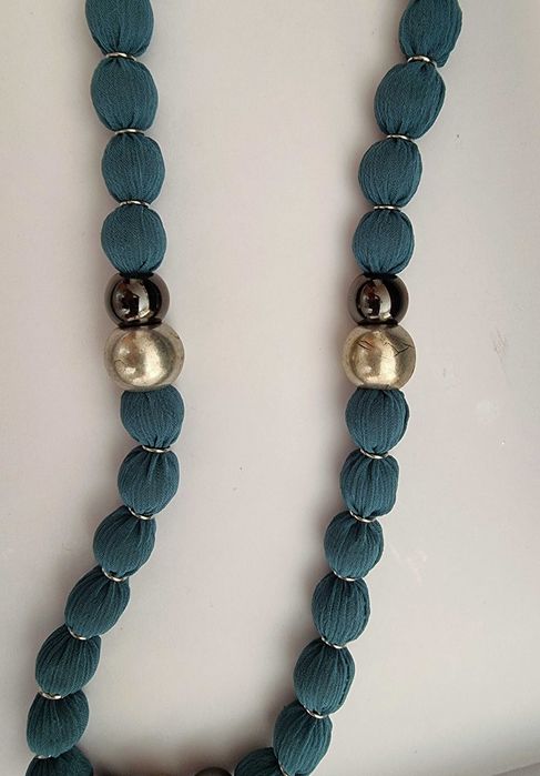 Colar azul e cinzento C&A