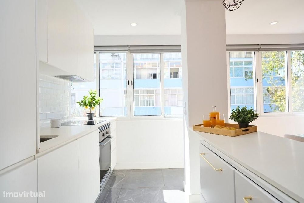 T2 remodelado com 2 casas de banho, em Benfica, próximo ao Califa e ao