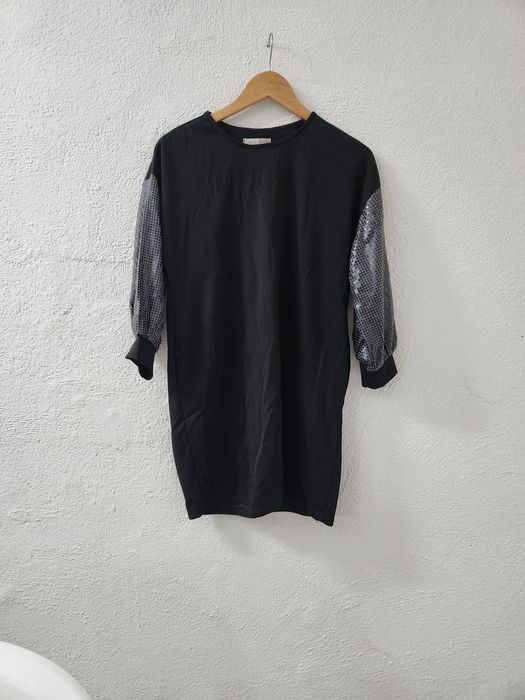 Vestido preto detalhado