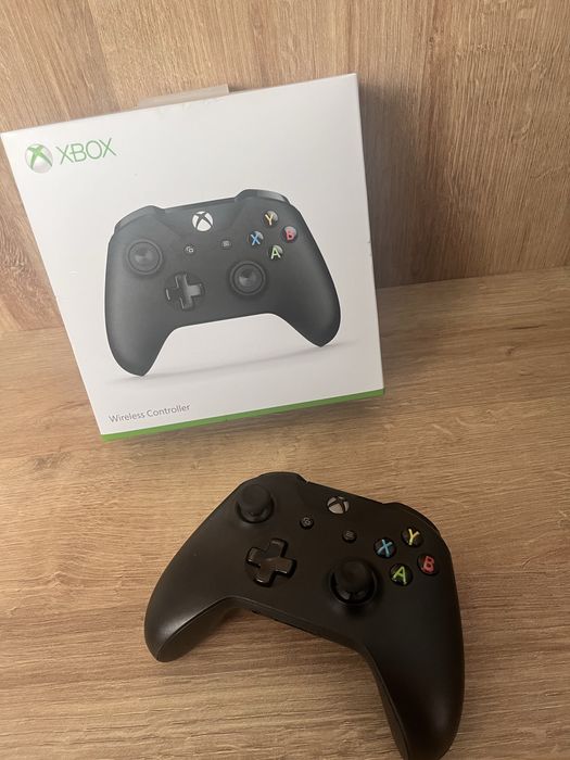 Konsola Xbox one s 1tb z dwoma padami