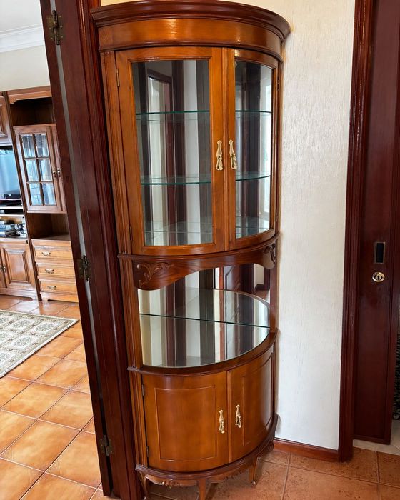 Móvel vitrine de canto