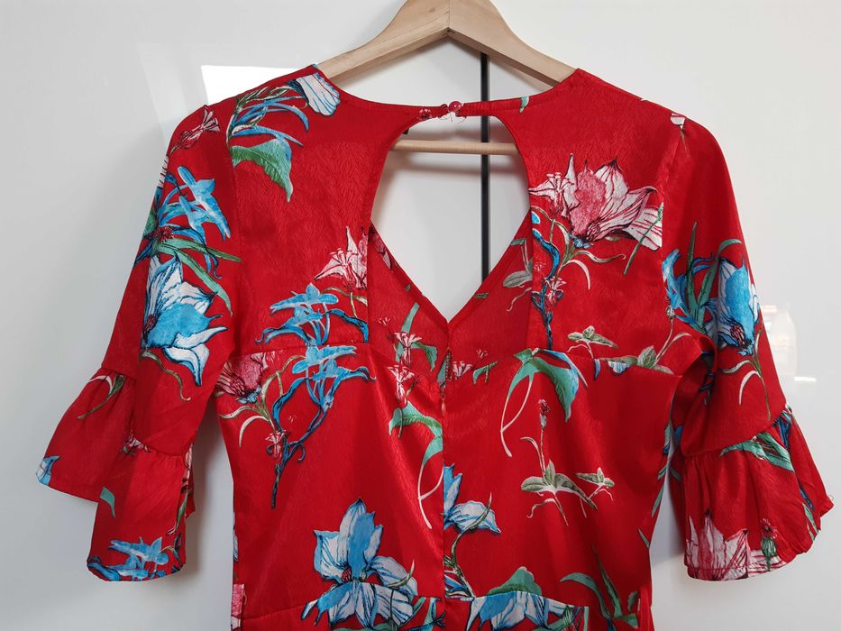 czerwony krótki satynowy kombinezon w kwiaty SisterS Point XS