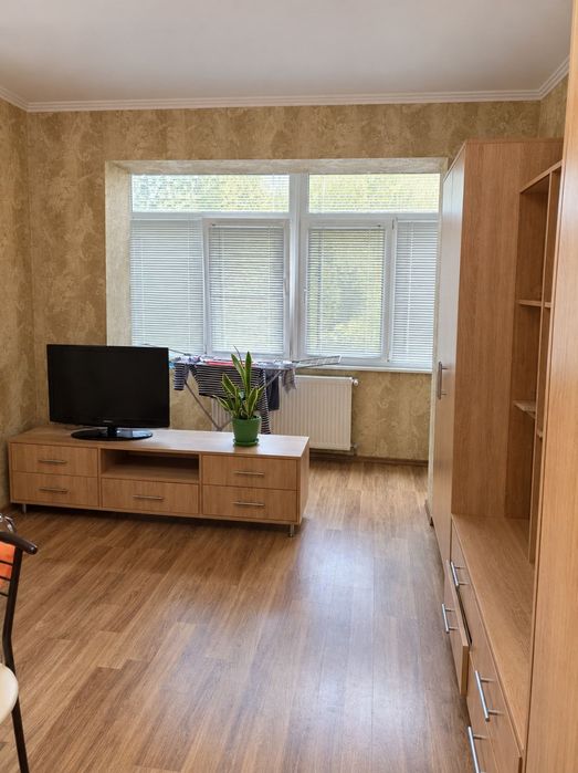велика 2 кімн новобудова  70 м, газове опалення.
