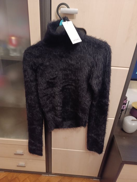 Piękny puszysty sweter z golfem nowy wycięcie na plecach S/M